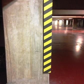 HOEKBESCHERMER ZWART/GEEL 1200X130X130MM